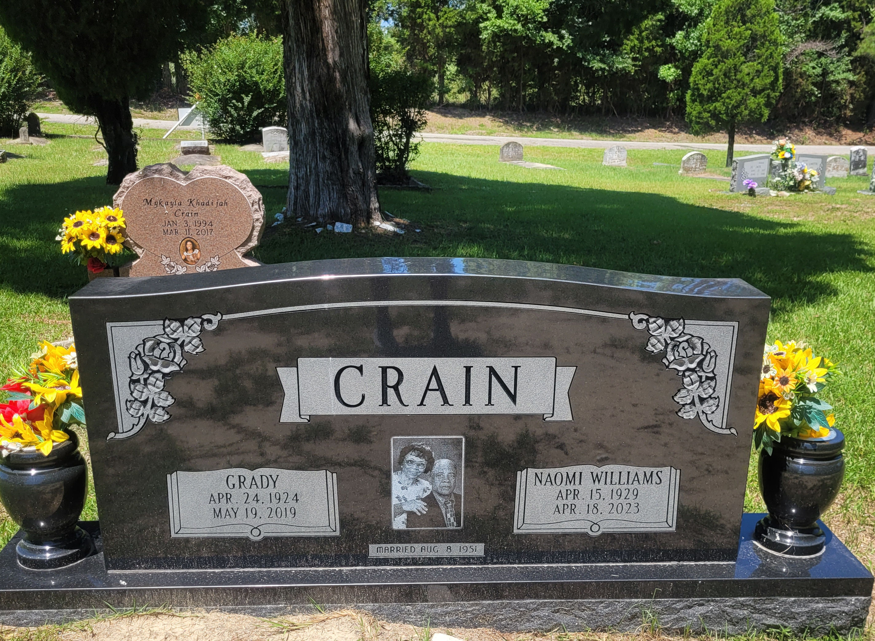 Headstone of Naomi Doris Crain